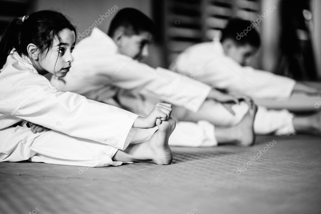 Equipa de crianças em treino de artes marciais