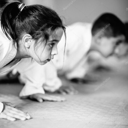 Crianças a praticar artes marciais em ambiente seguro