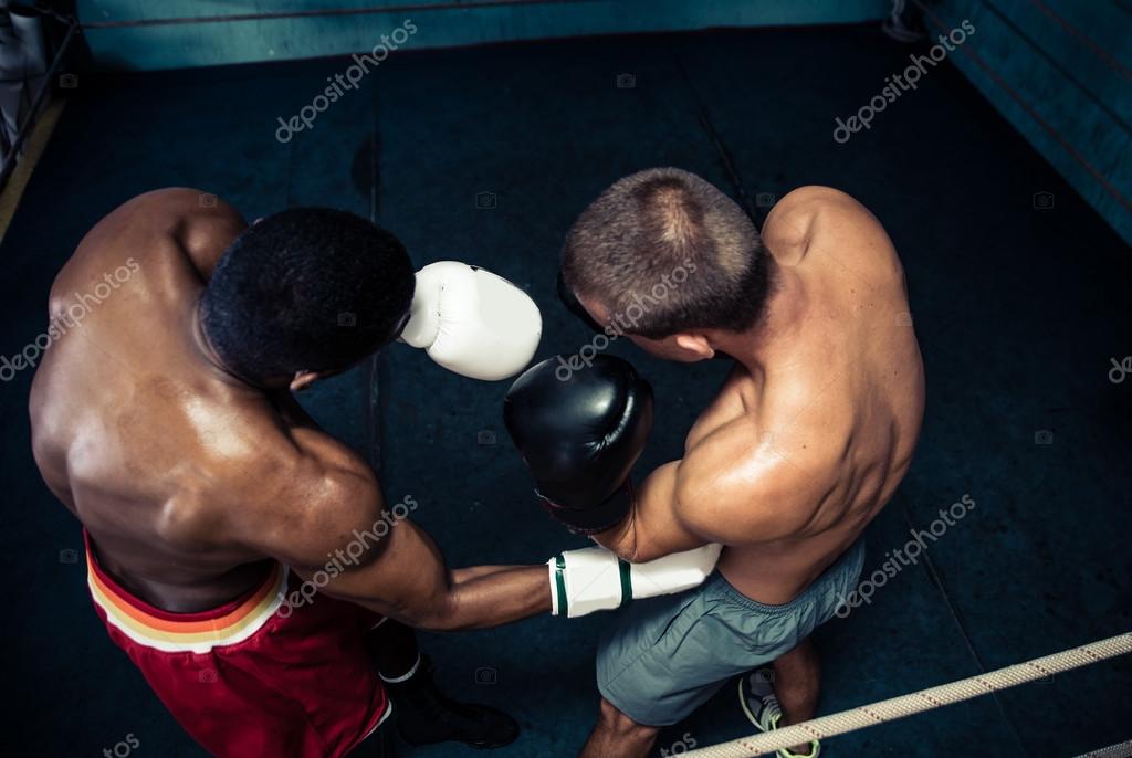 Atletas de artes marciais no pódio de um campeonato