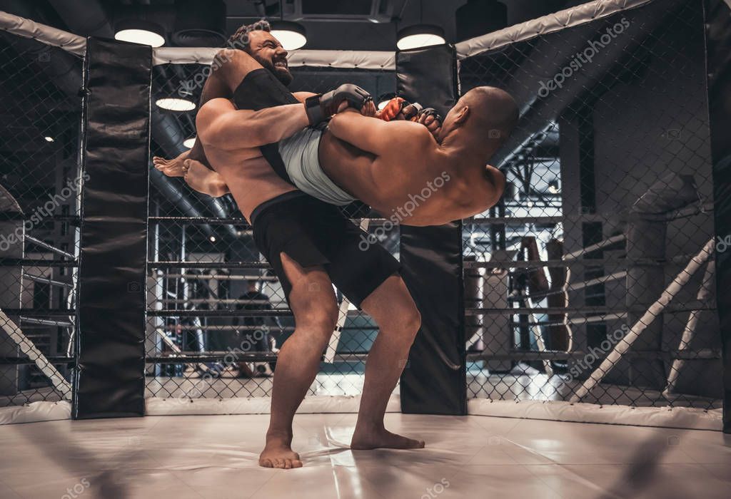 Atleta adulto de artes marciais em combate