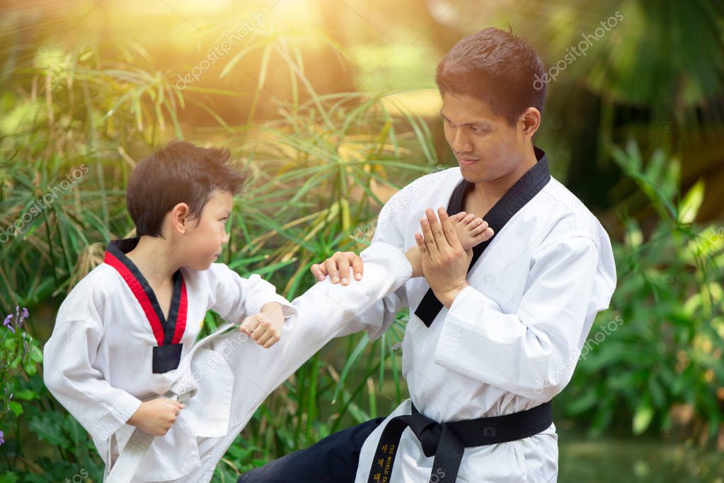 Turma mista de artes marciais em treino técnico