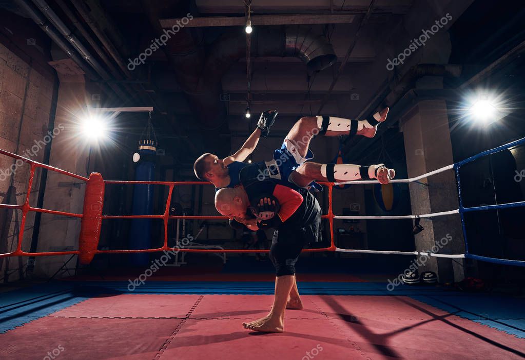 Equipa de competição de artes marciais em pose de grupo