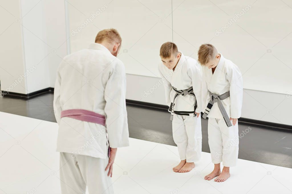 Treinador a explicar técnica de artes marciais a alunos