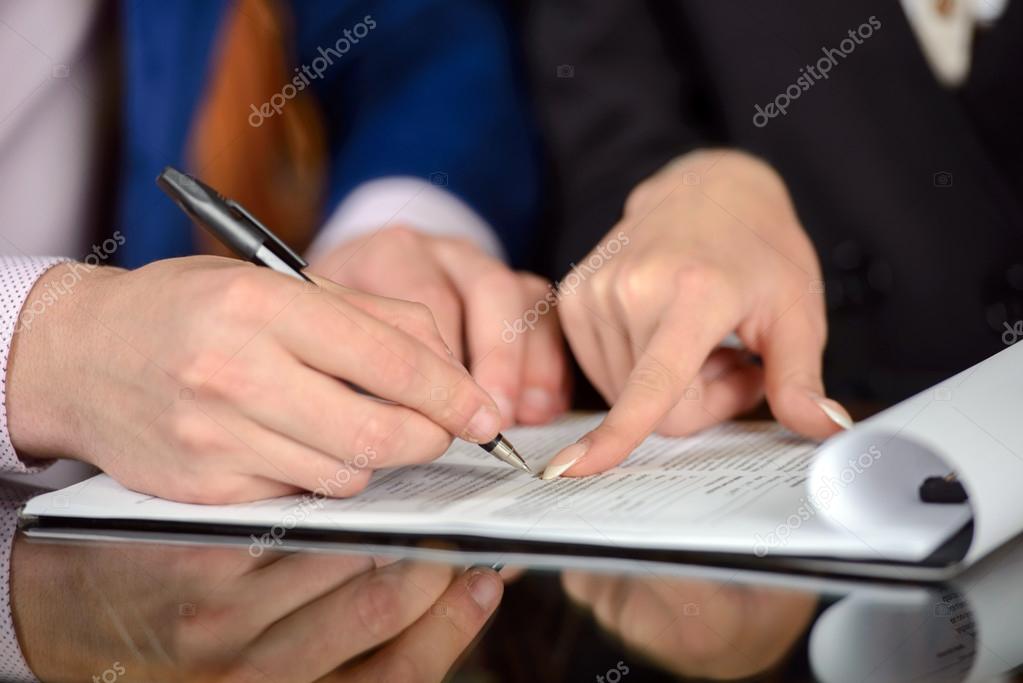 Documentos impressos com regulamentos de treino sobre uma mesa