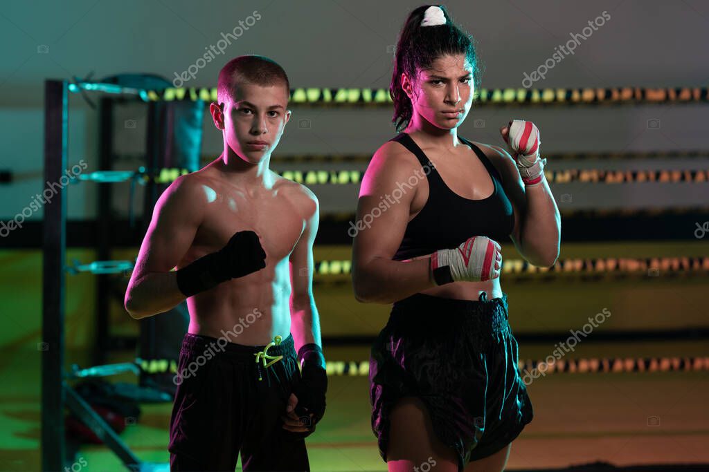 Atleta juvenil concentrado antes de combate de artes marciais